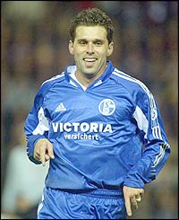 Lincoln celebrates scoring for Schalke