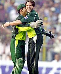 Afridi gets Pakistan back in the game with two wickets and a catch to leave the hosts on 163-4