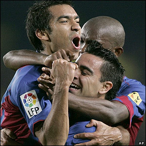 Giovanni van Bronckhorst celebrates scoring Barcelona's second goal