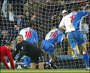 Paul Gallacher scores 