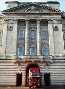 Routemaster bus at Buckingham Palace