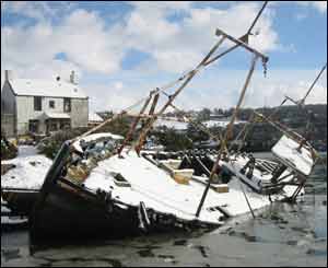 A snow-covered boat on the Menai Straits (Hywel Jones)