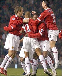 Manchester United's players congratulate David Bellion