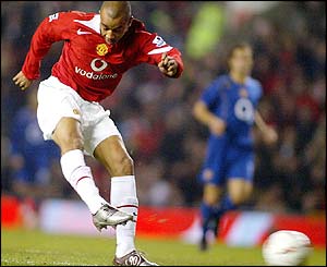 David Bellion scores for Manchester United