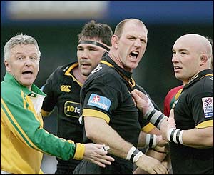 Wasps' Lawrence Dallaglio shouts towards Leicester's players