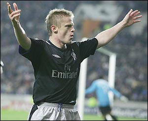 Chelsea winger Damien Duff gives the visitors a 1-0 lead