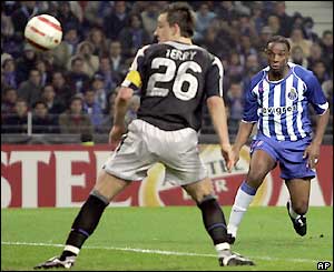 Benni McCarthy snatches a late winner for Porto 