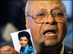 Rattan Singh Kalsi holds a photo of his 21-year-old daughter Indira, who was killed in the 1985 Air India bombing, after meeting with Justice Minister Anne McLellan in Toronto, April 12, 2005