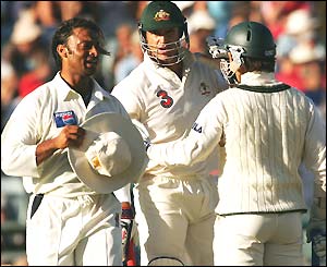 Shoaib has a word with Langer and Matthew Hayden