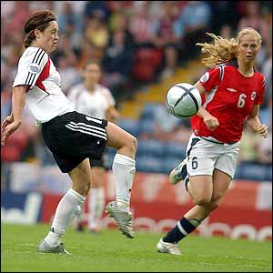 Renate Lingor scores