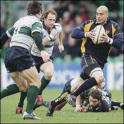 Dale Rasmussen of Worcester breaks away from London Irish pair Mike Catt and Geoff Appleford