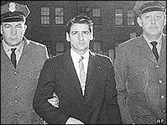Albert DeSalvo flanked by two policeman