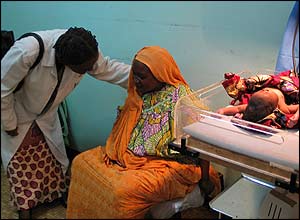 Grace Kodindo speaking to a pregnant woman