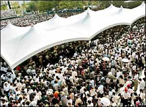 Thousands gather for the Hiroshima ceremony
