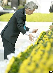 Prime Minister Junichiro Koizumi lays a wreath