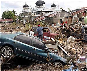 People hunting for their possessions in Meubolah, 31 December