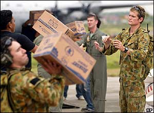 Australian soldiers unload aid at Banda Aceh airport