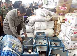  Indonesian President Susilo Bambang Yudhoyono inspects gas tanks and other relief supplies upon arrival at Banda Aceh airport, Saturday Jan.1, 2005 