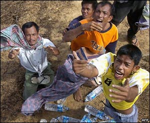Refugees in Teunom swarm a US Navy Sea Hawk helicopter, 2 Jan