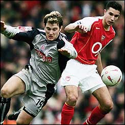 Robin van Persie scores the winner and gets the 2002 FA Cup winners through to the fourth round