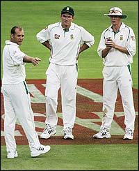 South Africa's captain Graeme Smith consults with Jacques Kallis and Shaun Pollock 