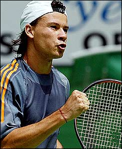 Guillermo Coria easily makes it through a potentially tricky tie