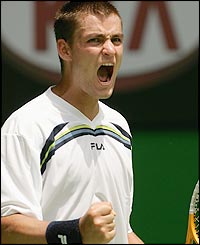 Mikhail Youzhny takes a two sets to one lead