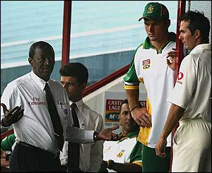 Steve Bucknor, Graeme Smith and Michael Vaughan