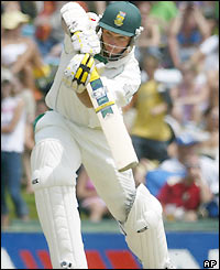 Graeme Smith makes 25 before finding Marcus Trescothick's hands early in the final session