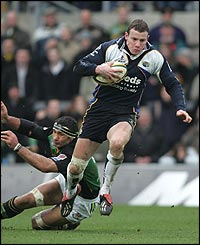 Tim Stimpson escapes the tackle of Andrew Blowers