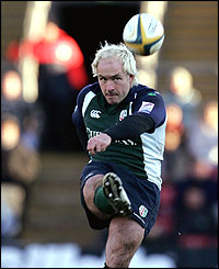 Mark Mapletoft kicks for London Irish