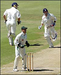 Andrew Flintoff and Graham Thorpe run a quick single