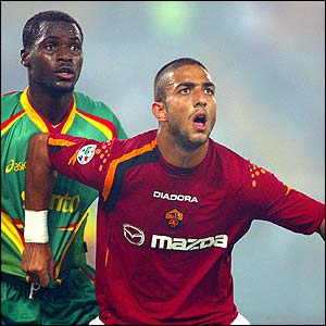 New Tottenham striker Mido (L)