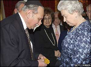 Holocaust survivor Gabriel Ge Klein and Queen Elizabeth II 