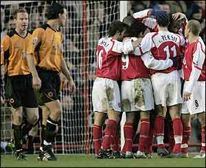 Arsenal celebrate Patrick Vieira's goal