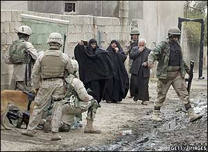 Iraqi voters make their way through security 