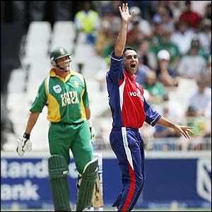 England's Kabir Ali dismisses Jacques Kallis
