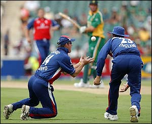 Andrew Strauss catches South Africa's Graeme Smith