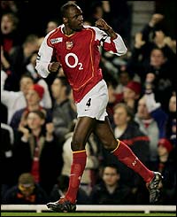 Patrick Vieira celebrates putting Arsenal 1-0 up