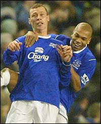 Everton's Duncan Ferguson celebrates with Marcus Bent 