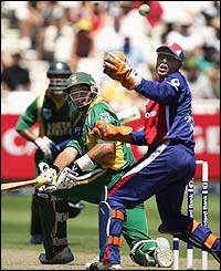 Jacques Kallis sweeps the ball