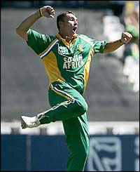 Andre Nel removes Andrew Strauss