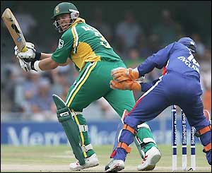 Jacques Kallis punishes the England bowling