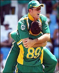 England limp to just 36-4 during their 16th over