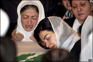 Hariri's wife, Nazik (r), and sister Bahyah 