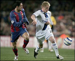 Damien Duff attacks the Barcelona defence