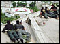 Peruvian troops on the roof (copyright: AP)