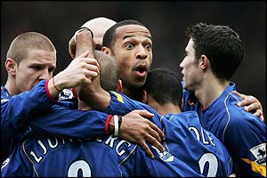 Arsenal players celebrate Fredrik Ljungberg's goal