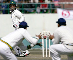 An anxious moment for Taufeeq Umar, who is dismissed for 37 in Pakistan's 165-5 at stumps on day one