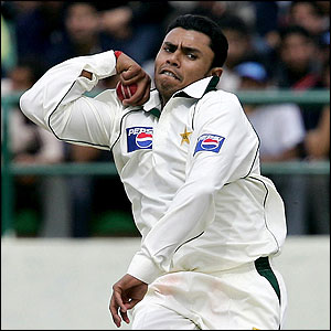 Danish Kaneria bowling